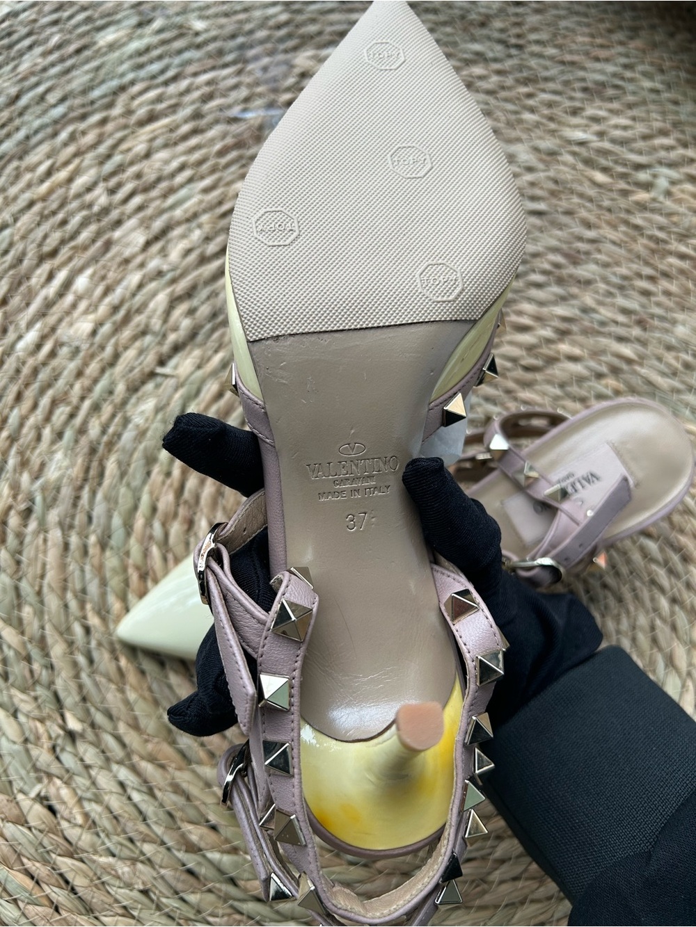 🚩steal Valentino Rockstud T-Strap Pointed Toe Pump in Pale Yellow and Nude - Picture 8 of 10